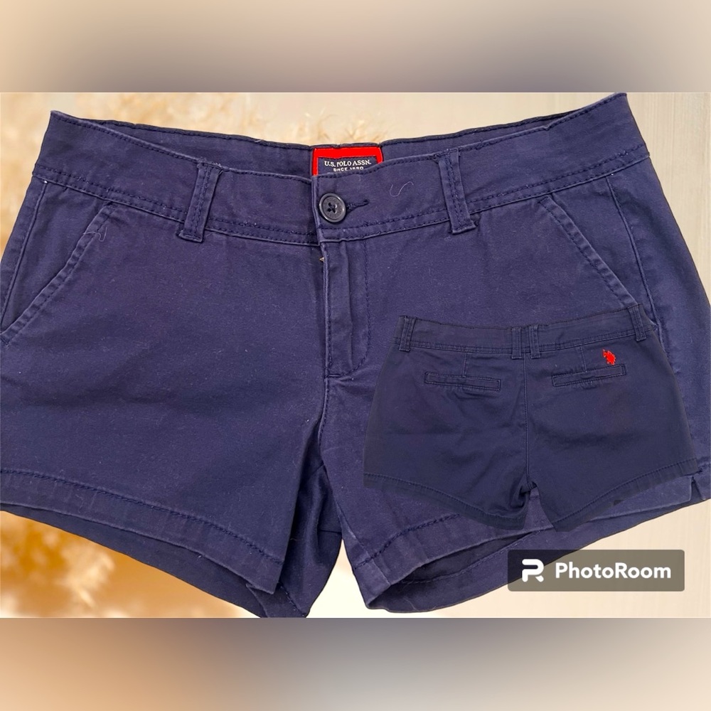 short, modern shorts, back pockets
